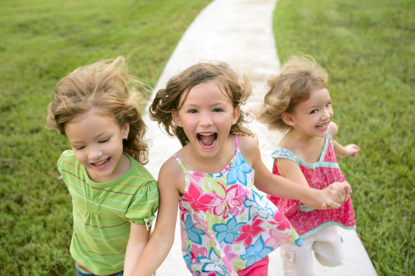3 lachende Kinder
